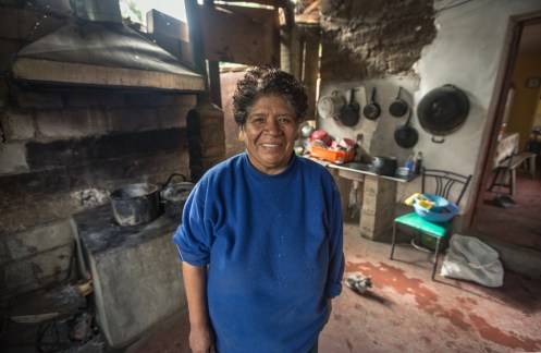 Leonor ha vivido siempre en el valle con sus árboles de aguacate y mango. Ahora es feliz de que la carretera pase por la vereda de su casa para poder vender más fácil. Desprende alegria, paz, felicidad. 