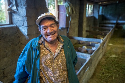 Bromea diciendo que es un Pirata debido a la diabetes que le mantiene con un ojo cerrado. Hugo tiene un sentido del humor magistral. Le gusta cuidar de sus cuys y de sus gallos de pelea.