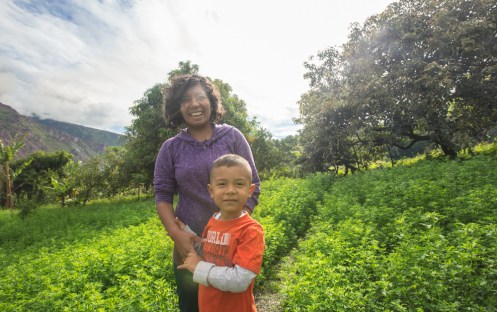 Eli se crió aqui, entre mangos, aguacates y alfalfa. Ahora vive en Vancouver con su marido y su hijo.