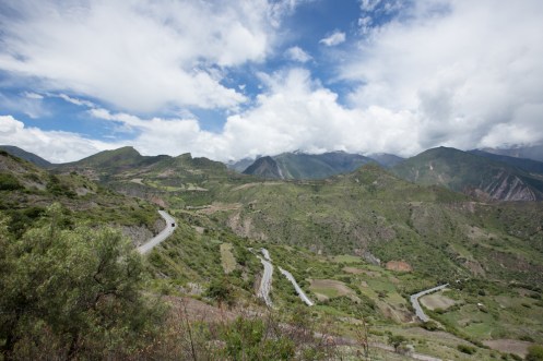 Curvas que ascienden por las montañas desde los 1900 msnm hasta los 4150 msnm durante kilómetros de laderas interminables.