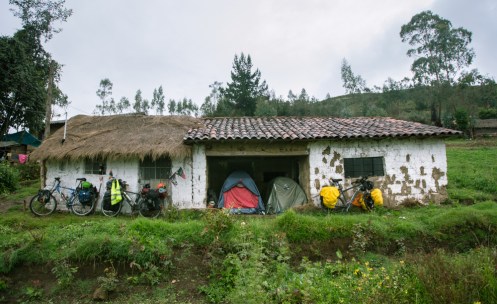 Cuando la lluvia nos sorprende cualquier lugar es bueno para protejerse del agua. Valentina, la dueña, nos ofreció su casa con un grito y gestos al vernos aparecer por la carretera.