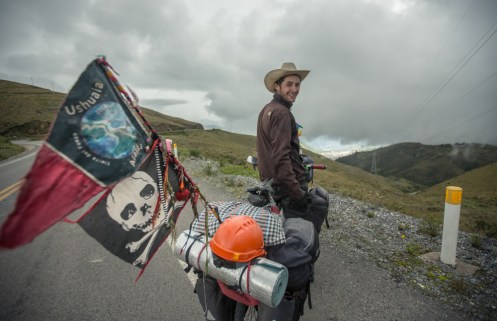 Gullermo esta viajando de Ushuaia a Alaska. Un auténtico buscavidas con un corazón más grande que cualquiera de su inmensas alforjas.