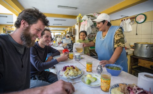 Comer en el mercado es bueno, rico y barato. Si encima vas al puesto de Jacinta no puede ser mejor. Al despedirnos sus ojos se humedecieron mientras perseguien nuestra espalda.
