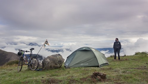 Dormir sobre las nubes, soñar que vuelas por encima de los problemas que surgen en las ciudades,  sentir que eres libre y sonreir.