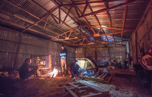 Sentirse como en casa, en familia, protegido... bajo este techo metálico en donde el viento se estrellaba atolondrado, vivo uno de esos momento mágicos que solo el viaje es capaz de ofrecerte. Gracias Federico y Guillermo por sonreir siempre.