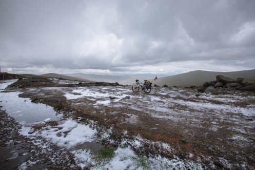Sobre los 4000 msnm el tiempo puede sorprenderte con cualquier imprevisto... hoy fue el fuerte granizo el que me hizo agachar la cabeza para no sentir como se estrellaba en mi congelada nariz.