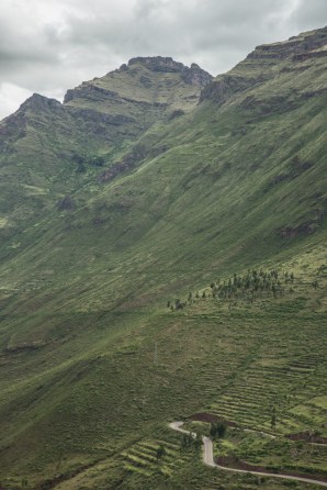 Las carreteras ascienden por las verdes montañas en perfectas curvas que se suceden una tras otra