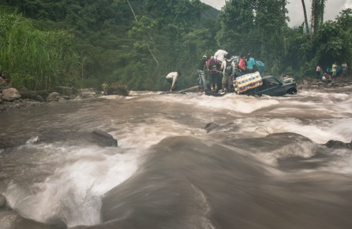 Los ríos en esta época de lluvias bajan crecidos y su cruce se torna en ocasiones peligroso.