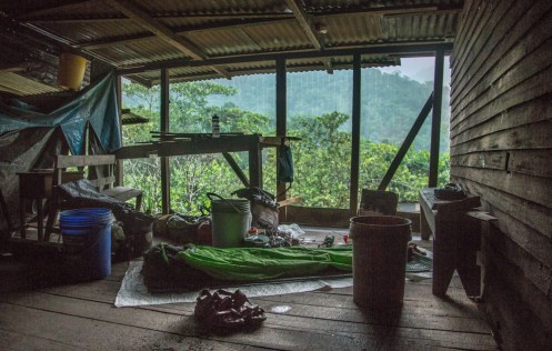 Siempre me han ofrecido un techo donde descansar, pero no siempre se encuentra en buenas condiciones y he de colocar baldes para no mojarme con las goteras.