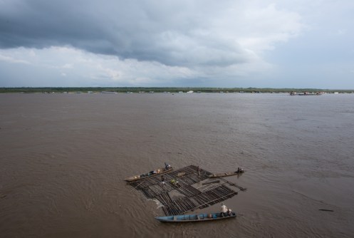 Bajada de troncos por el río Ucayali