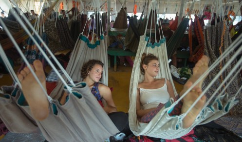 Ana y Agustina tienen 20 años y durante sus vacaciones viajan por Sudamérica con sus mochilas.