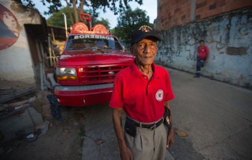 David es el capitan del cuerpo de bomberos de Melgar, lleva desde los años 50 en el cuerpo. Me trata con una amabilidad natural que me hace sentir como en mi hogar. 