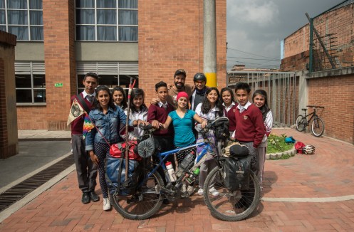 En Bosa, Bogotá, realizan un proyecto maravilloso con los colegios. Un grupo de jóvenes acompañan a los niños de la casa a la escuela y viceversa en bicicleta. Tuve la oportunidad de compartir con ellos la experiencia de viajar y contestar todas sus dudas.