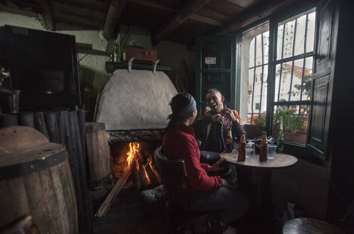 Diego y Natalia me acompañan en bicicleta a mi entrada a la capital Colombiana. Terminamos la jornada con unas deliciosas cervezas frias al calor del fuego en un bar del barrio de la Candelaria.