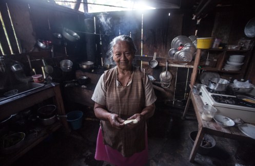 Toribia prepara las mejores arepas de la historia Colombiana. Llego hace 45 años con su marido a este pueblo de San Juan construyendo la carretera que ahora pasa por delante de su casa, y aqui decidieron quedarse. Ya tenia muchos hijos para seguir moviendose. 