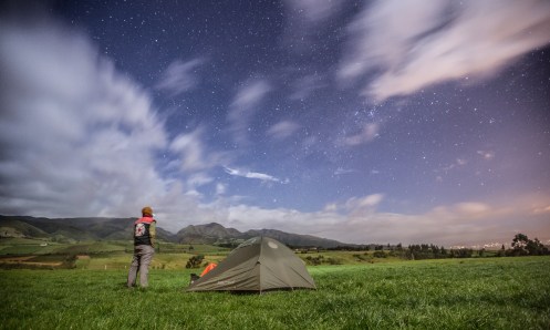 Tras haber disfrutado del calor de la familia y del fuego me voy a mi casa de tela que he puesto en su jardín.