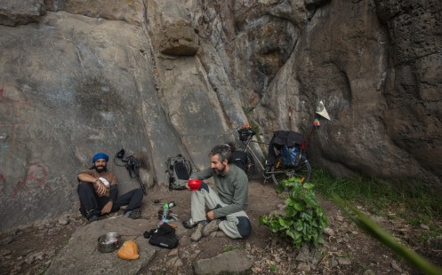 Bajo las paredes de roca en Suesca hacemos un alto para disfrutar de un tinto (café) recién hecho.