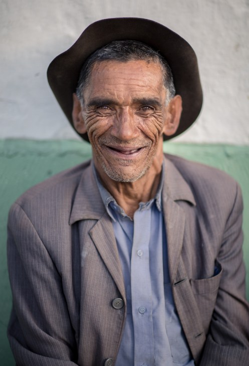 Eduardo Cardenas pasa todas las tardes con sus amigos sentados en los bancos de las calles del Cocuy.