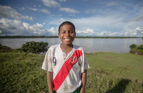Luis viaja conmigo en el barco carguero que nos lleva a Pantoja a través del río Napo. En cada parada salimos a pasear y conocer las comunidades de las orillas del río. El se bajará antes, en una casa en medio de la selva, donde su familia lo espera.