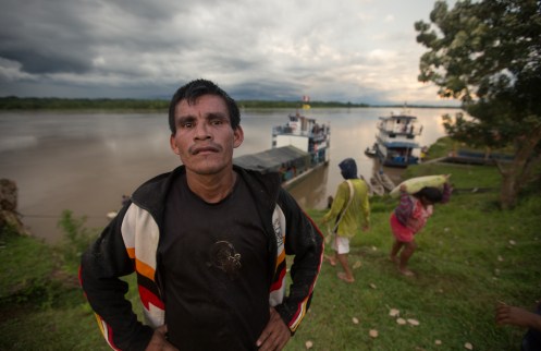 No tengo su nombre. Un habitante de una comunidad a orillas del rio Napo en donde se descargaron cientos de sacos de cemento y a los que ayudaban niños, mujeres y hombres de todas las edades.