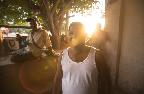 William vende sandias en un cruce de carretera. Su sonrisa es contagiosa. Bebiendo café al amanecer.