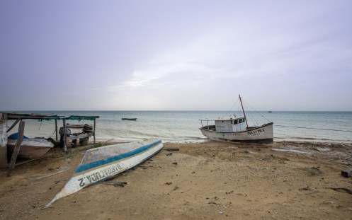 Playa de Auyama donde los barcos estropeados o abandonados se dejan morir sobre la arena.