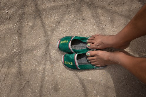 Una de las artesanias de los wayuus son la fabricación de sandalias que adaptan al mundo occidental a su modo.