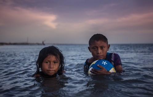 Jugar con la pelota en la playa siempre termina con un bañoen el mar al final del día.