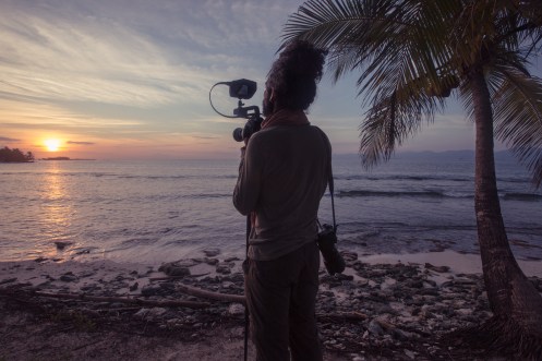 Siempre nos despertamos al amanecer, persiguiendo esa mágica luz que nos hace sentir vivos, y Alvaro siempre lleva colgando sus dos cámaras alli donde va.