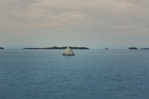 Los Guna Yala navegan sobre canoas talladas de una sola pieza de arbol y con dos velas. 