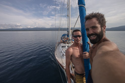Nico y yo vigilamos desde la proa el fondo mientras n os acercamos a la costa.