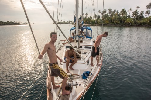 Una vez que el ancla se agarra al fondo ya podemos saltar al agua