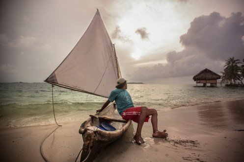Las embarcaciones de los Guna Yala son canoas talladas en madera de una sola pieza e impulsadas por una vela.