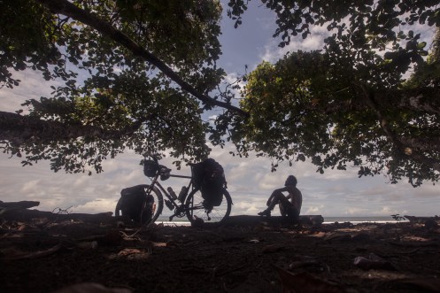 Paro en el camino para descansar, y me recuerdo a mi mismo que esto que sucede es solo ahora.