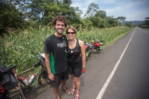 En esta parte del camino por las Américas todos los viajeros pasamos por la misma carretera. Asi conozco a Antonio y Amanda en un breve teimpo compartido en el arcen de la Panamericana.