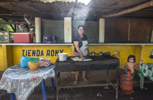 Elisabeth me invita a probar sus maravillosas pupusas de frijol con queso.