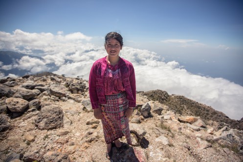 Sobre la cumbre del volcán  Tajamulco, a 4220 msnm, me encuentro con ella, no recuerdo su nombre, pero a sus 15 años disfruta subiendo a la cumbre del volcán que descansa sobre su casa.