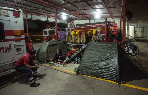 En los bomberos de Juchitan coincidimos con otros viajeros, tenemos vecinos.