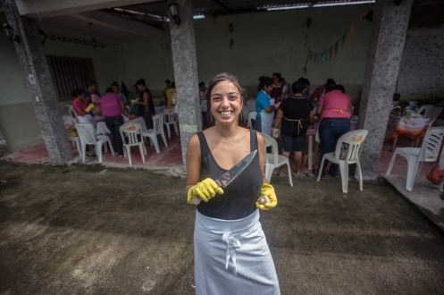 En la casa donde nos encontramos acogidos realizan un curso de cocina al que Be es invitada para preparar un plato español.