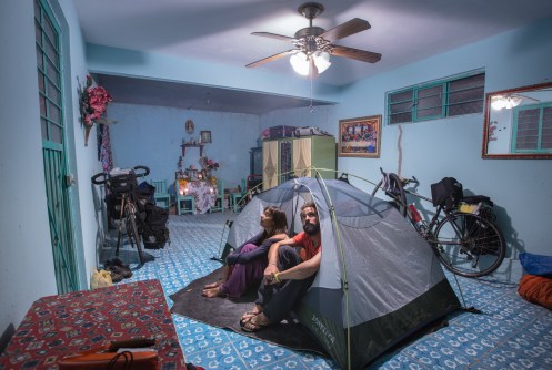 Al final de una gran  bajada comienza una gran subida, miramos a un lado y vemos una casa. Es la casa de Florencia, una señora que apenas puede escuchar y ver pero que no duda en darnos un rincón para descansar. 