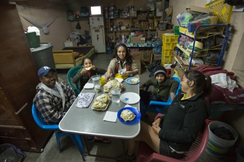 Juan y Socorro tienen una pequeña tienda al borde de la carretera. Cenamos juntos, y dormimos bajo un techo esta noche.