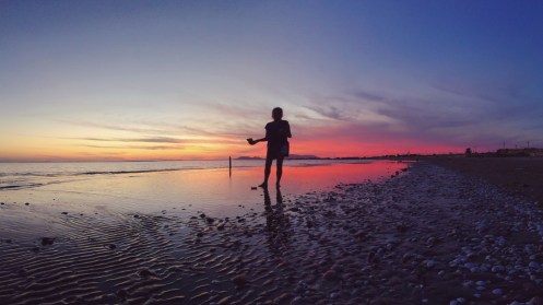 La pasion de mi madre por las conchas la lleva a aprovechar hasta los últimos rayos de sol.