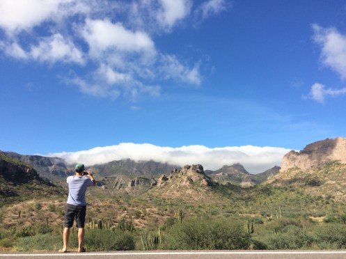 Siempre es buen momento para parar al borde de la carretera. Jose fotografiando los paisajes del sur de la peninsula.