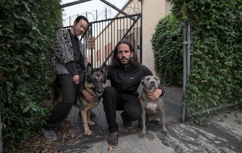 J es el compañero de Pascu. trabaja con las manos la madera y realiza asombrosas cosas que vende en su web www.j1studio.com Izq, a derch. J, Coco, Pascu, Chola   