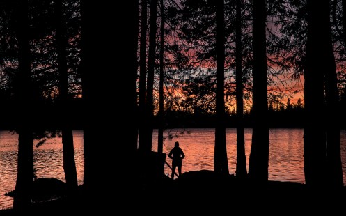 Un pequeño lago, cerca del lago Tahoe, nos sorprende con las luces del atardecer.