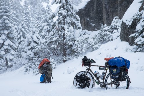¡Estoy grabando! grita Álvaro entre la nieve. ¡espera que te estoy sacando una foto! le grito yo desde lo lejos. 