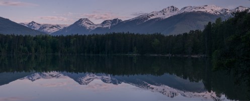 Abro los ojos antes del amanecer, salgo de la carpa y veo el lago como un plato y las montañas... las montañas son siempre preciosas.