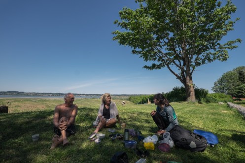 Ron y Georgia nos ven delante de su casa tomando cafe y salen a compartir con nosotros. Unos minutos después estamos en su casa.