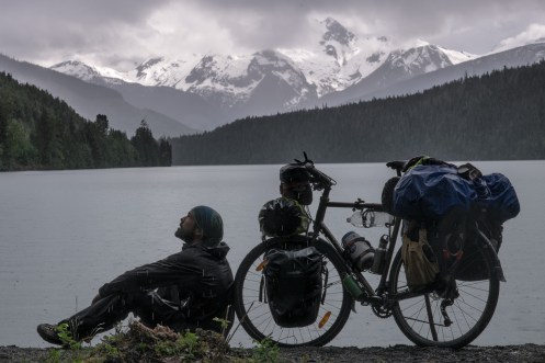 Alaska está cerca, muy cerca. Pedaleo entre osos negros y lobos salvajes por valles infinitos que parecen no acabar nunca. A veces llueve, pero cuando estas mojado no sientes la lluvia. Lava Lake. British Columbia.