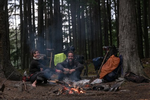 Hacemos fuego alli donde nos instalamos, y es que es la mejor forma de evitar ser comido por los mosquitos, y de ahuyentar a los animales!